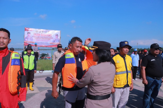 Wakapolres Klaten Kompol Tri Wakhyuni saat memberikan bantuan life jacket kepada relawan dan pelaku perahu wisata (Dokumentasi Polres Klaten)