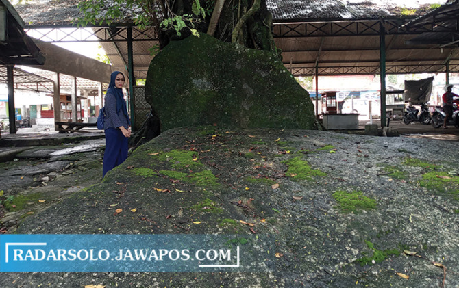 MEDIA DAKWAH: Watu Kelir di tengah Pasar Watu Kelir, Weru, Sukoharjo yang dijadikan tempat pagelaran wayang kulit oleh Ki Ageng Banyu Biru. (IWAN KAWUL/RADAR SOLO)