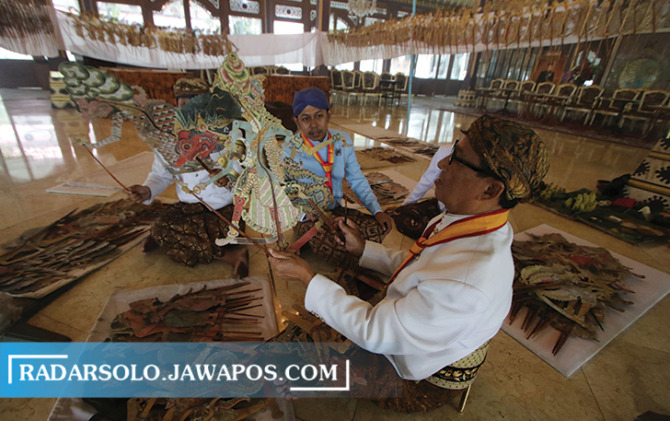 TRADISI: Wayang koleksi Keraton Kasunanan Surakarta dijamasi sekaligus untuk mengecek kondisi wayang apakah rusak atau tidak, Kamis (16/3/2023). (ARIEF BUDIMAN/RADAR SOLO)