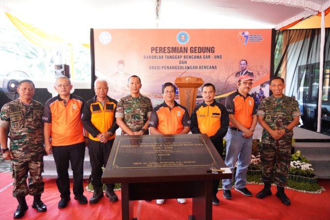 FOTO BERSAMA: Sejumlah pejabat foto bersama usai peresmian gedung Bakorlak Tanggap Bencana SAR-UNS, Jumat (3/3/2023). (PENREM FOR RADAR SOLO)