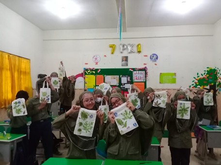 UNIK: Siswa SMP Muhammadiyah 1 Surakarta membuat  ecoprint. (SEPTIAN REFVINDA ARGIANDINI/RADAR SOLO)