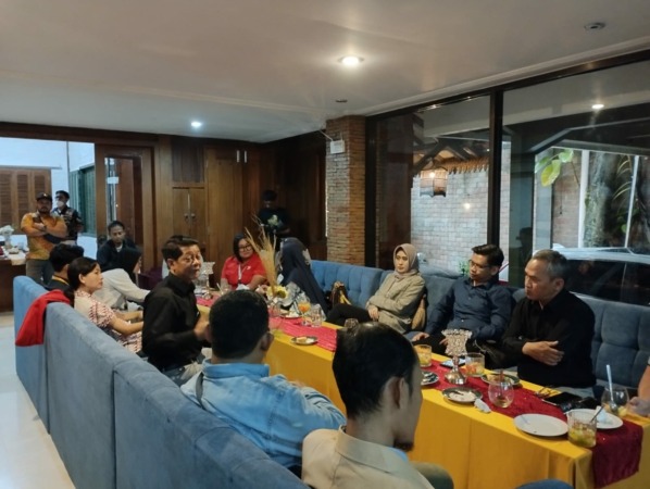 Mbak Rektor Unsa Astrid Widayani (tengah) saat gelar silaturahmi dengan awak media, Selasa (14/3/2023). (ISTIMEWA)