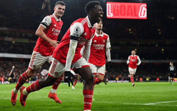 Eddie Nketiah meluapkan kegembiraan setelah berhasil membobol gawang West Ham. (JPG/GLYN KIRK/AFP PHOTO)