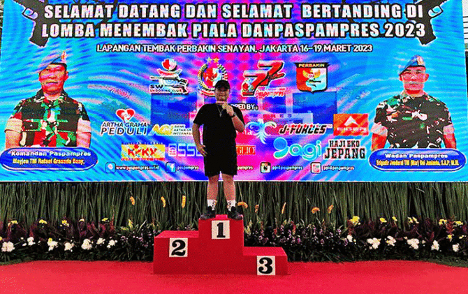 Sergio Sanjaya meraih emas dari ajang Piala Danpaspampres 2023 di Lapangan Tembak Perbakin, Senayan, Jakarta, Minggu (19/3). (ISTIMEWA)