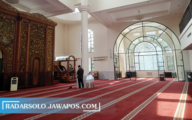 ESTETIK: Bagian dalam Masjid Raya Fatimah Solo yang sering dijadikan tempat akad nikah. (MANNISA ELFIRA/RADAR SOLO)