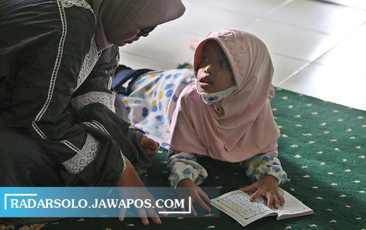 PENANAMAN AKHLAK: Mengajari anak membaca Alquran bisa dilakukan sejak dini. Ada banyak pendekatan yang bisa dilakukan, salah satunya memberi hadiah. (ARIEF BUDIMAN/RADAR SOLO)