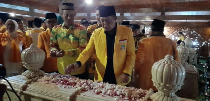 Bupati Karanganyar Juliyatmono bersama pengurus DPD I Partai Golkar Jateng berziarah ke makam Presiden Soeharto di Astana Giri Bangun, Mangadek, Matesih, Karanganyar, Sabtu (11/3/2023). (RUDI HARTONO/RADAR SOLO)