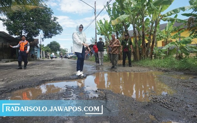 MIRIS: Bupati Klaten Sri Mulyani melakukan sidak di ruas Jalan Wedi-Bayat, Desa Jiwo Wetan, Kecamatan Wedi yang mengalami kerusakan parah, Jumat (3/3/2023). (ANGGA PURENDA/RADAR SOLO)
