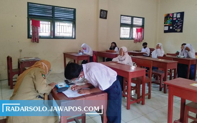 Ilustrasi kegiatan belajar mengajar siswa SMP.