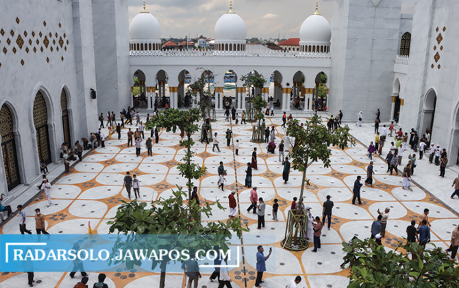 RAMAI: Para pengunjung saat berkunjung di Masjid Raya Sheikh Zayed, belum lama ini. (M. IHSAN/RADAR SOLO)