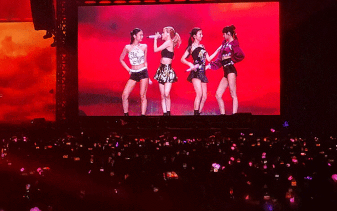 penampilan BLACKPINK dalam konser bertajuk BLACKPINK BORN PINK In Jakarta di Gelora Bung Karno, Jakarta, Sabtu (11/3). (Imam Husein/JawaPos.com)