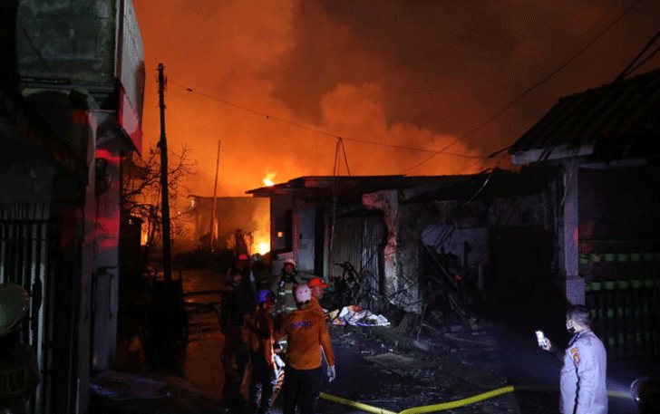 Suasana kebakaran Depo Pertamina Plumpang, Jakarta utara, Jumat (3/3). (Fedrik Tarigan/ Jawa Pos)