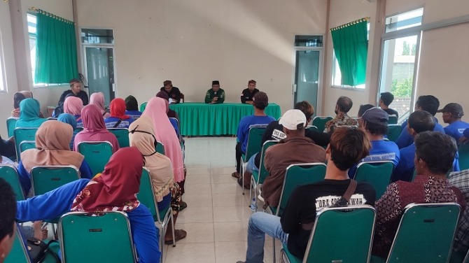 Puluhan petani yang mendatangi LBH Muhammadiyah, Selasa (21/3/2023). (AHMAD KHAIRUDIN/RADAR SOLO)
