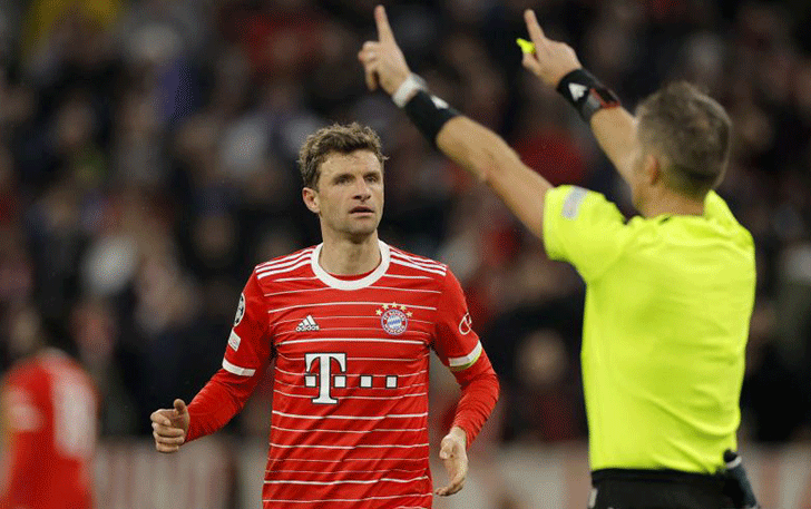 Reaksi pemain Bayern Muenchen Thomas Mueller (kiri) saat wasit akan mengecek VAR dalam pertandingan leg kedua babak 16 besar Liga Champions lawan Paris Saint-Germain pada 9 Maret lalu. (ANTARA/AFP/ODD ANDERSEN)