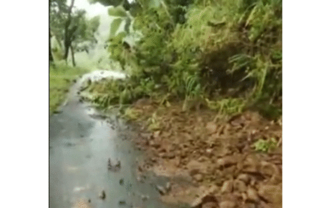 Jalan di Desa Sendangsari, Kecamatan Batuwarno yang terdampak longsor pada Rabu (22/3).