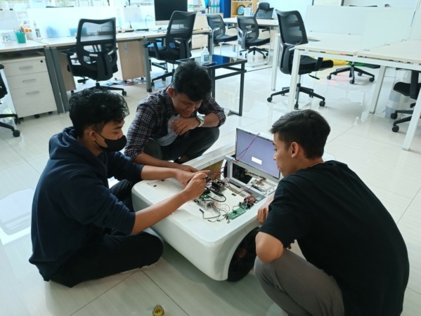 Mahasiswa Prodi Teknik Informatika UDB magang di perusahaan internet of things bonafit. (ist)