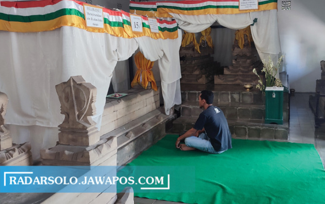 DIKAGUMI: Warga berziarah di makam Ki Ageng Butuh, Dusun Butuh, Desa Gedongan, Plupuh, Sragen, Selasa (28/3/2023). (AHMAD KHAIRUDIN/RADAR SOLO)