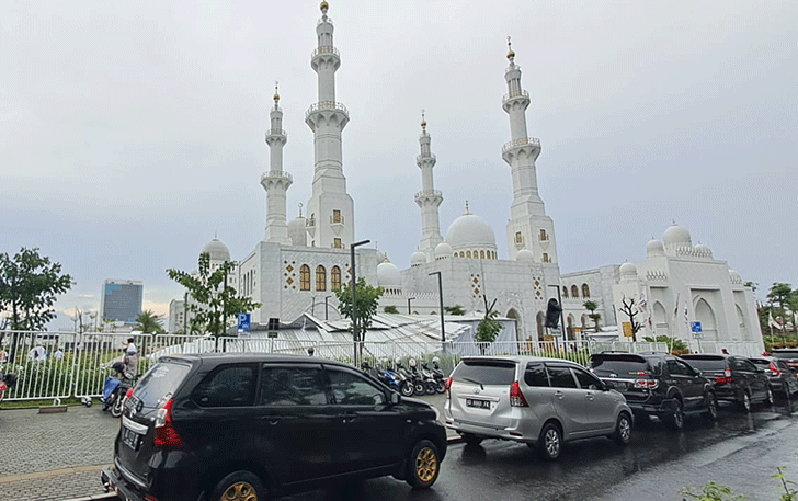 Tenda selatan Masjid Raya Sheikh Zayed yang ambruk diterjang angin kencang, Jumat (31/3/2023). (MANNISA ELFIRA/RADAR SOLO)