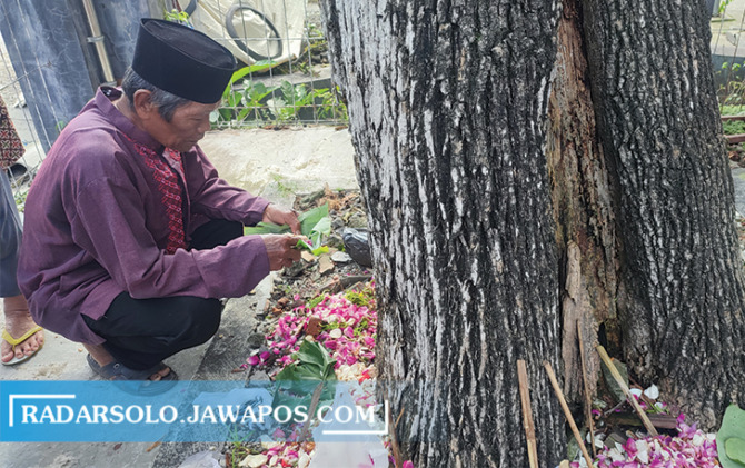PUNDEN: Warga nyadran di belik Dusun Bulakrejo, Desa Tangkil, Kecamatan Sragen. Dahulu, air dari tempat ini digunakan oleh petani dan pekerja perkebunan tebu. (AHMAD KHAIRUDIN/RADAR SOLO)