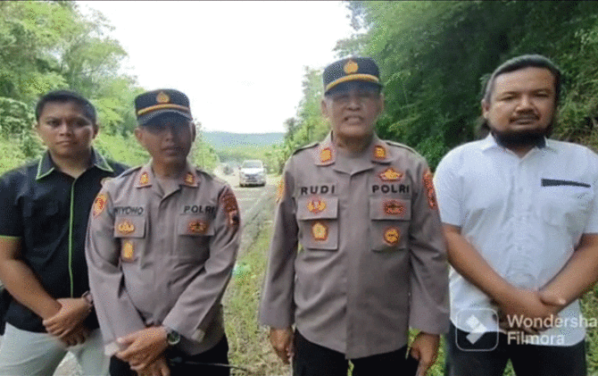 Jajaran Polsek Nguntoronadi dan Ngadirojo di sekitar Jembatan Gedong.