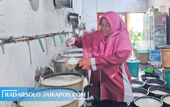 BANJIR PESANAN: Produksi nata de coco di Dusun Sukorame, Desa Kedawung, Kecamatan Kedawung, Rabu (29/3/2023). (AHMAD KHAIRUDIN/RADAR SOLO)