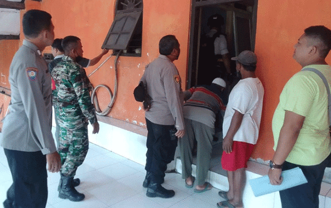Petugas mendatangi lokasi penemuan mayat di rumah kontrakan Dusun Tegalasri, Desa Ngringo, Kecamatan Jaten, Karanganyar, Jumat (17/3). (RUDI H/RADAR SOLO)