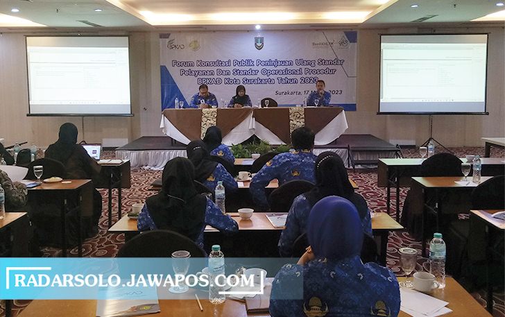 BPKAD Kota Surakarta gelar forum konsultasi publik peninjauan ulang standar pelayanan dan standar operasional prosedur di Megaland Hotel, kemarin. (SILVESTER KURNIAWAN/RADAR SOLO)