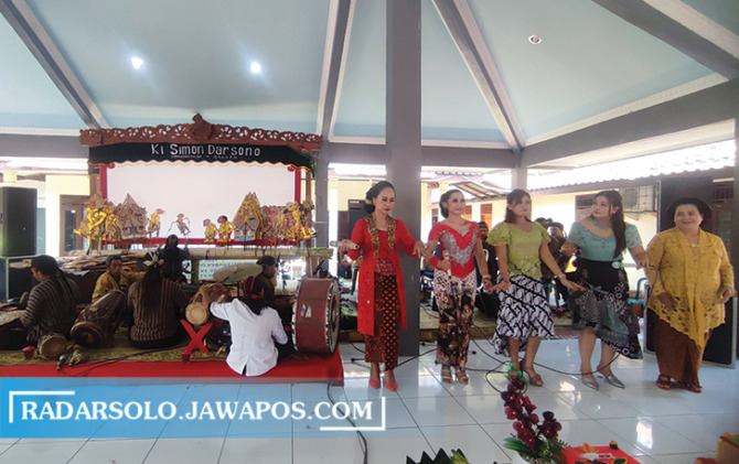 KREATIF: Pentas wayang kulit yang dipadukan musik keroncong di Desa Sukorejo, Kecamatan Sambirejo, Sabtu (4/3/2023). (AHMAD KHAIRUDIN/RADAR SOLO)