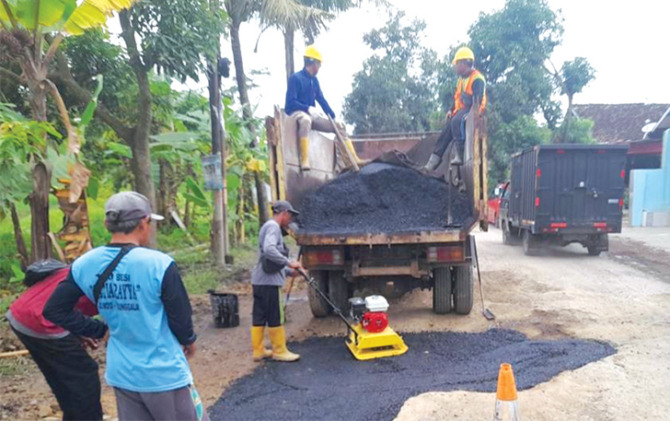 RESPONS KELUHAN: Penambalan jalan dengan pengaspalan di ruas Jalan Wedi-Bayat oleh pelaksana proyek tol, Kamis (9/3/2023). (DOK. PT JMM)