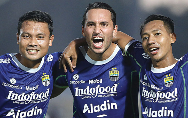 dari kiri Dedi Kusnandar, Ezra Walian, dan Beckham Putra. (ANGGER BONDAN/JAWA POS)