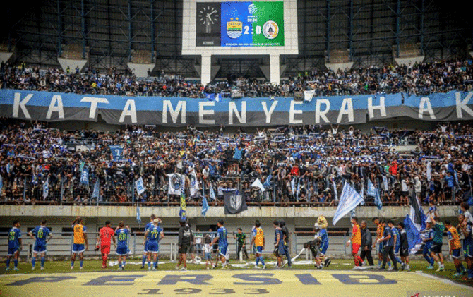Persib Bandung menyapa bobotoh usai menjalani pertandingan lanjutan pada BRI Liga 1 melawan PSS Sleman di Stadion Gelora Bandung Lautan Api di Gedebage, Bandung, Jawa Barat, Minggu (5/2). (ANTARA FOTO/Raisan Al Farisi)