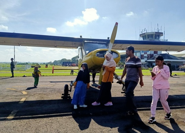 Para siswa dari sejumlah PAUD di eks Karesidenan Surakarta meninjau pesawat latih milik TNI AU di Lanud Adi Soemarmo, Minggu (12/3/2023). (ANTONIUS CHRISTIAN/RADAR SOLO)