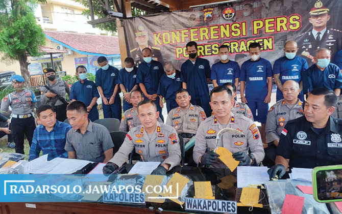 GELAR PERKARA: Kapolres Sragen AKBP Piter Yanottama (depan tiga dari kiri) menunjukkan barang bukti dan tersangka sejumlah kasus criminal, Kamis (9/3/2023). (AHMAD KHAIRUDIN/RADAR SOLO)