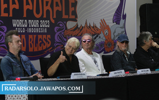 LEGENDARIS: Personel Deep Purple kemarin hadir dalam sesi jumpa pers sebelum tampil di Edupark UMS malam ini. (ARIEF BUDIMAN/RADAR SOLO)