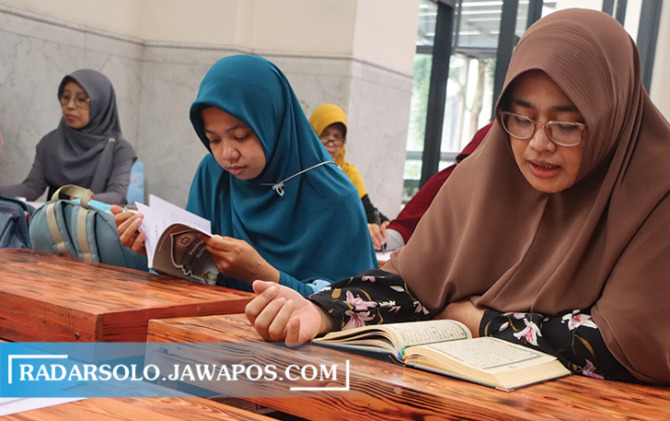 FOKUS: Program tahsin di Masjid Fatimah Solo, kemarin (29/3). Selama haid, wanita tetap diperbolehkan terlibat dalam kegiatan terkait Ramadan. (MUHAMMAD IHSAN/RADAR SOLO)
