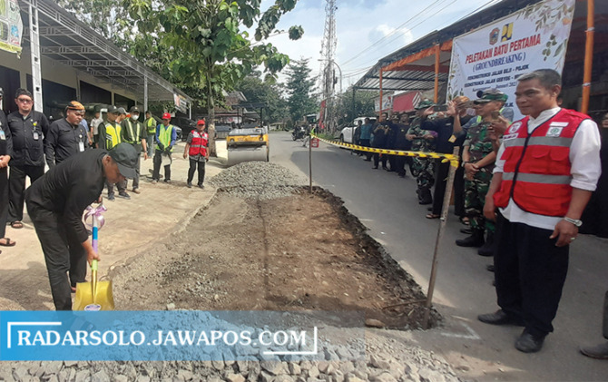 PEMBENAHAN: Bupati Karanganyar Juliyatmono saat melakukan proses ground breaking terhadap rekonstruksi Jalan Gebyog-Munggur, Mojogedang. (RUDI HARTONO/RADAR SOLO)