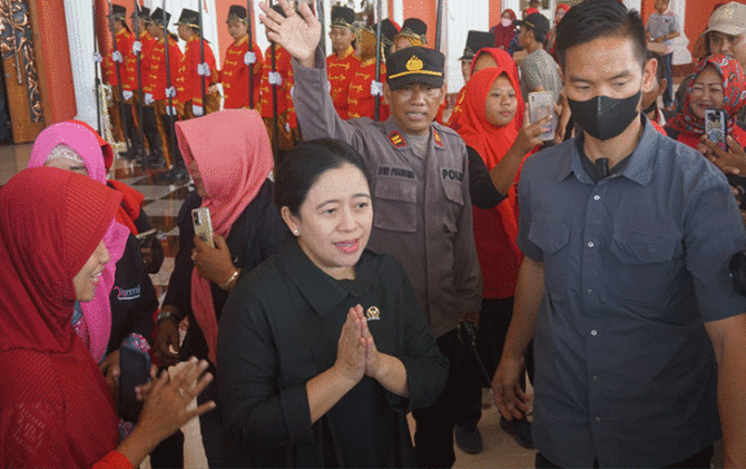 Ketua DPR RI sekaligus Ketua DPP PDI Perjuangan Puan Maharani usai resmikan gedung pertemuan Grha Bung Karno di Kelurahan Buntalan, Kecamatan Klaten Tengah, Sabtu (18/3). (ANGGA P/RADAR SOLO)