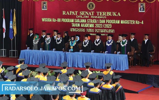JAJARAN REKTORAT: Rapat senat terbuka dalam rangka wisuda ke-86 program sarjana strata 1 dan program magister ke-4 tahun akademik 2022/2023 Universitas Tunas Pembangunan di di GOR UTP, Dusun Rejosari, Desa Plesungan, Kecamatan Gondangrejo, Kabupaten Karan