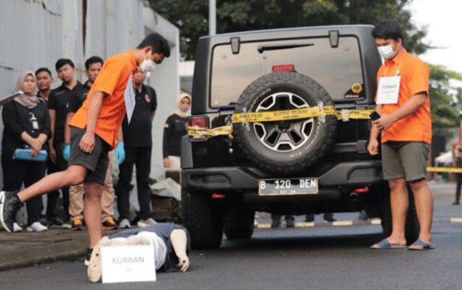 Mario Dandy Satriyo dan Shane Lukas saat rekonstruksi penganiayaan David Ozora di Perumahan Green Permata, Jakarta, Jumat (10/3). (Dery Ridwansah/JawaPos.com)