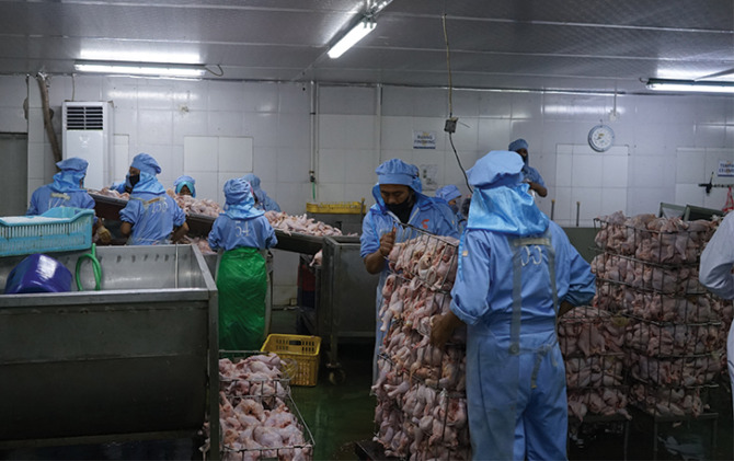 DISIDAK: Aktivitas sejumlah pekerja di rumah pemotongan ayam (RPA) di Kecamatan Grogol, kemarin (16/3). Jajaran Polres Sukoharjo memastikan stok daging ayam aman. (HUMAS POLRES SUKOHARJO FOR RASO)