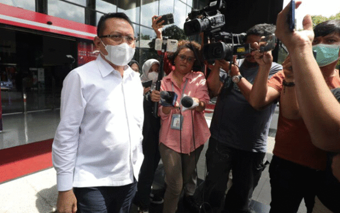 Sekretaris Mahkamah Agung (MA) Hasbi Hasan berjalan meninggalkan ruangan usai menjalani pemeriksaan di Gedung Merah Putih KPK, Jakarta, Senin (12/12). (Fedrik Tarigan/Jawapos)