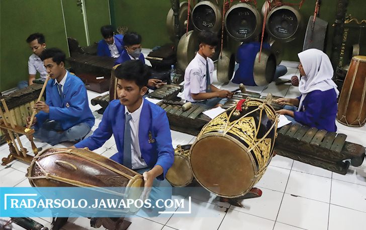 MATERI PEMBELAJARAN: Siswa SMKN 8 Surakarta berlatih memainkan gamelan di sekolah setempat, belum lama ini. Instrumen gamelan butuh perawatan intensif. (M. IHSAN/RADAR SOLO)