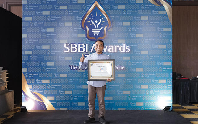 APRESIASI: Direktur Utama Solopeduli Sidik Anshori tunjukkan penghargaan SBBI Awards 2023, Kamis (16/3/2023). (SOLOPEDULI FOR RADAR SOLO)