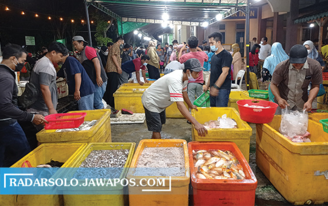 RAMAI: Transaksi jual beli di Pasar Ikan Balekambang, belum lama ini. (SEPTINA FADIA PUTRI/RADAR SOLO)