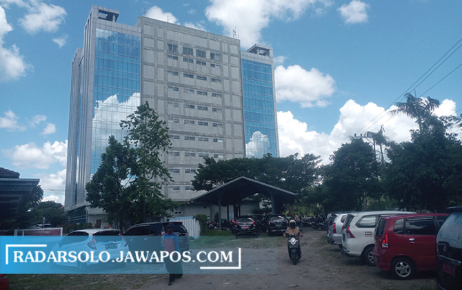 KURANG MEMADAI: Kondisi parkir di kawasan kantor Pemkab Sukoharjo sangat dibutuhkan. Kondisi lahan parkir yang sekarang tidak mampu menampung padatnya kendaraan milik pegawai maupun pengunjung. (IWAN KAWUL/RADAR SOLO)