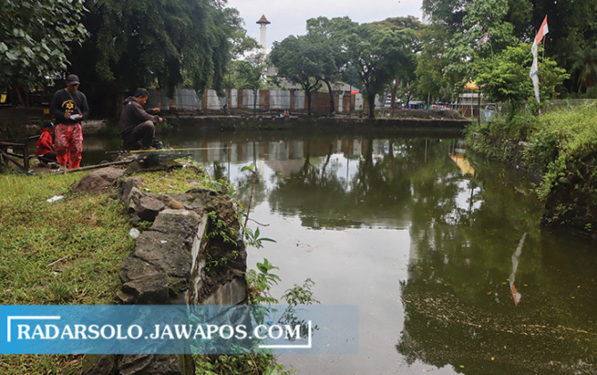 RAMAI DIKUNJUNGI: Beberapa pemancing tengah mencari ikan di Segaran Sriwedari, Kamis (2/3/2023). (M. IHSAN/RADAR SOLO)