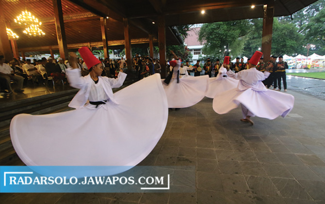 ATRAKTIF: Para penari sufi sedang tampil di Kampung Ramadan di Balai Kota Surakarta, Sabtu (25/3/2023). (ARIEF BUDIMAN/RADAR SOLO)