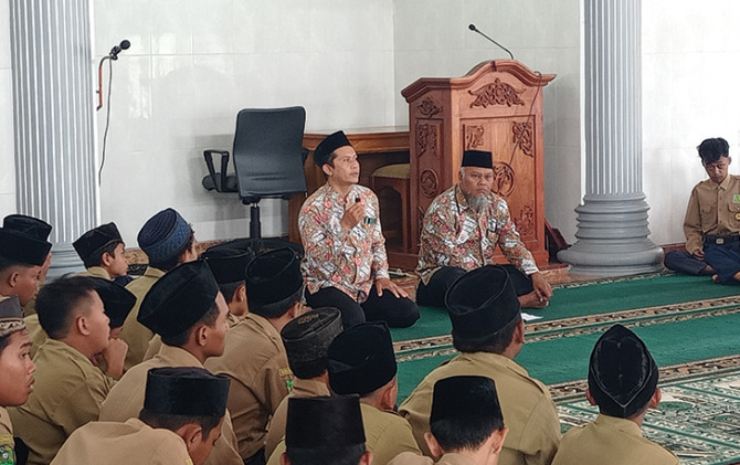 Tausiah di Masjid Ar-Ridho Dusun Ngunut yang digelar SMP Muhammadiyah 1 Gatak, Jumat (18/3/2023). (ISTIMEWA)