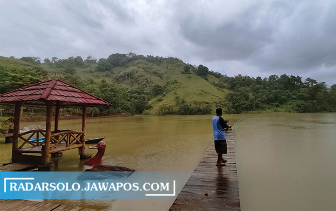 LAYAK DIKUNJUNGI: Panorama alam di Telaga Claket, Desa Sendangijo, Kecamatan Selogiri, Wonogiri, Senin (27/2) lalu. Ada banyak spot menarik yang Instagramable. (IWAN ADI LUHUNG/RADAR SOLO)