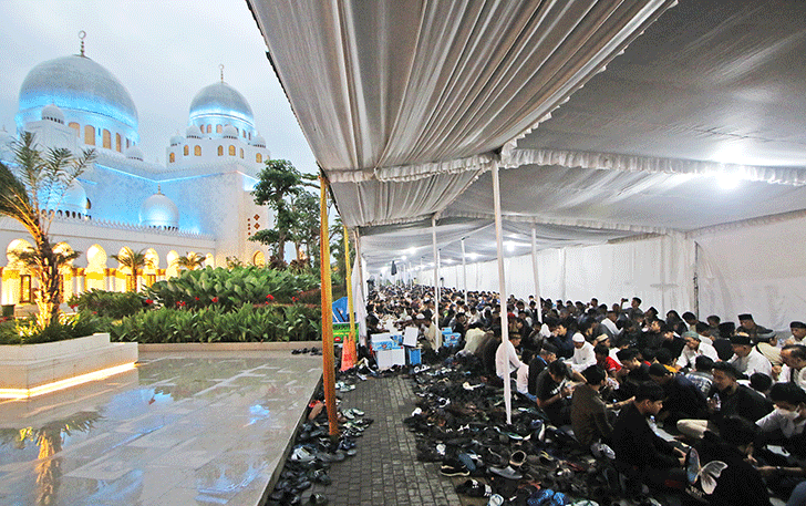 Salah satu tenda yang didirikan di halaman Masjid Raya Sheikh Zayed sebagai tempat pembagian takjil selama Ramadan. (MANNISA ELFIRA/RADAR SOLO)